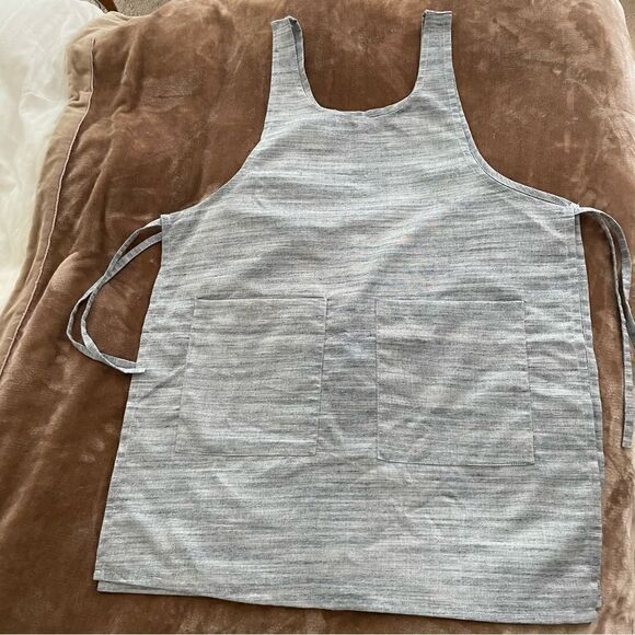 Sur La Table Light Blue Tie Marled Apron OSFM Big Pockets NWOT - Picture 9 of 9